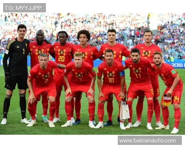 足球巨星灿烂笑容展现激情与魅力 足球场上最温暖的瞬间